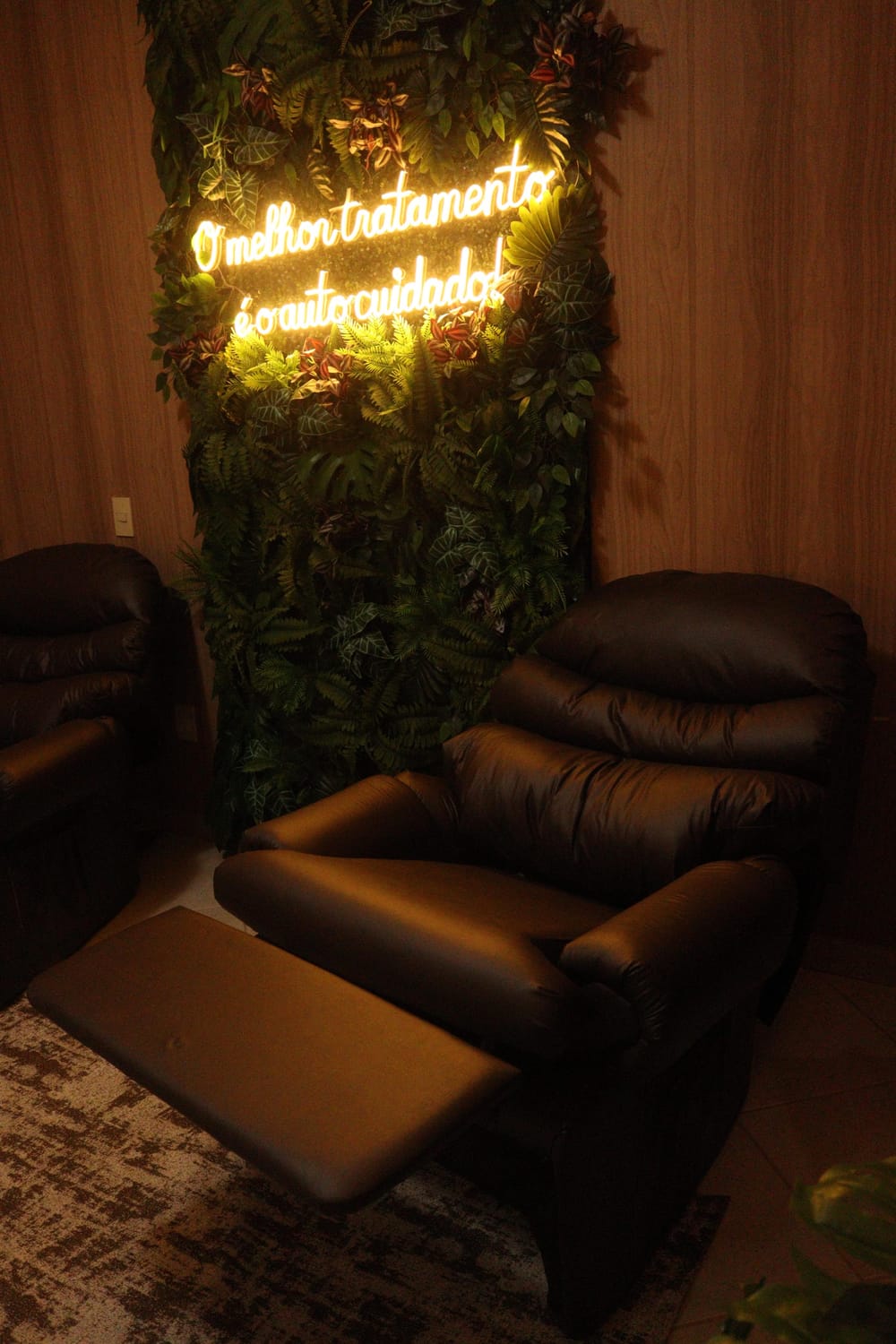Sala de atendimento do Morena Café com poltronas e iluminação aconchegante