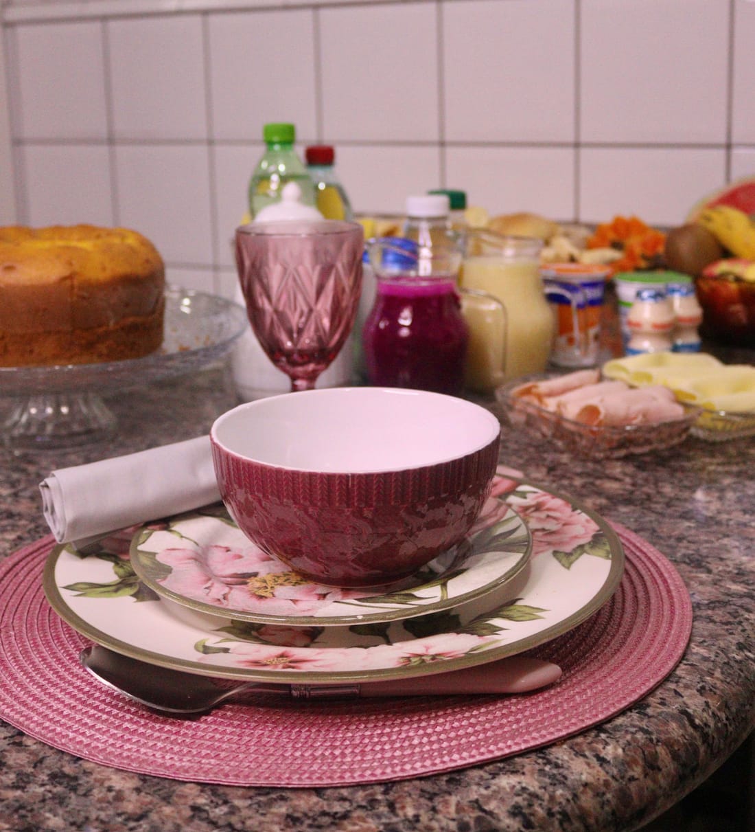 Mesa de café posta para as clientes do Morena Café