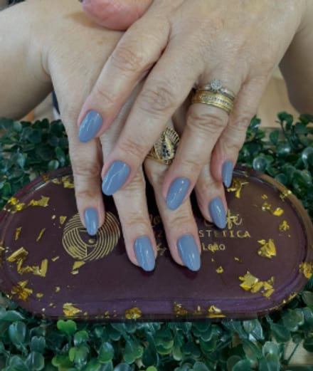 Unhas em esmalte azul feitas no Morena Café