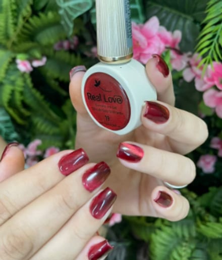 Esmalte vermelho da nossa linha aplicado nas unhas