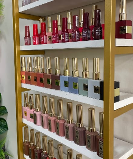 Prateleira com a linha de esmaltes disponível no Morena Café