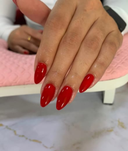 Unhas vermelhas finalizadas no Morena Café
