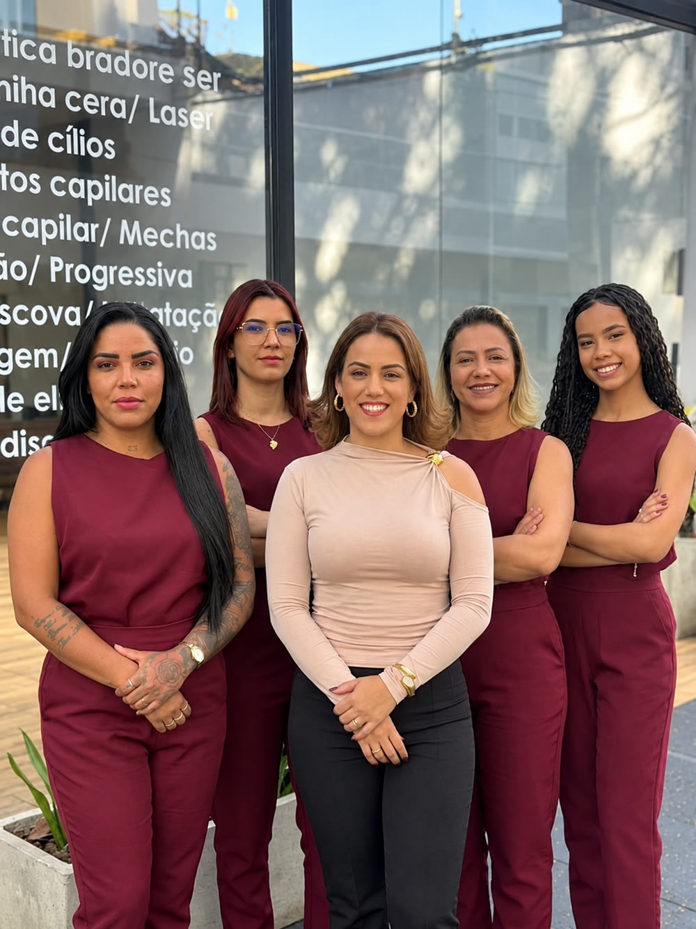 Equipe do Morena Café reunida em frente à casa, com uniformes vinho