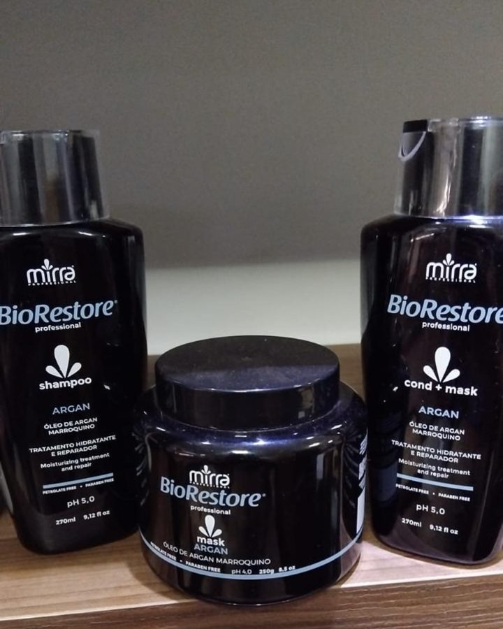 Shampoo, máscara e condicionador BioRestore Argan na prateleira do Morena Café