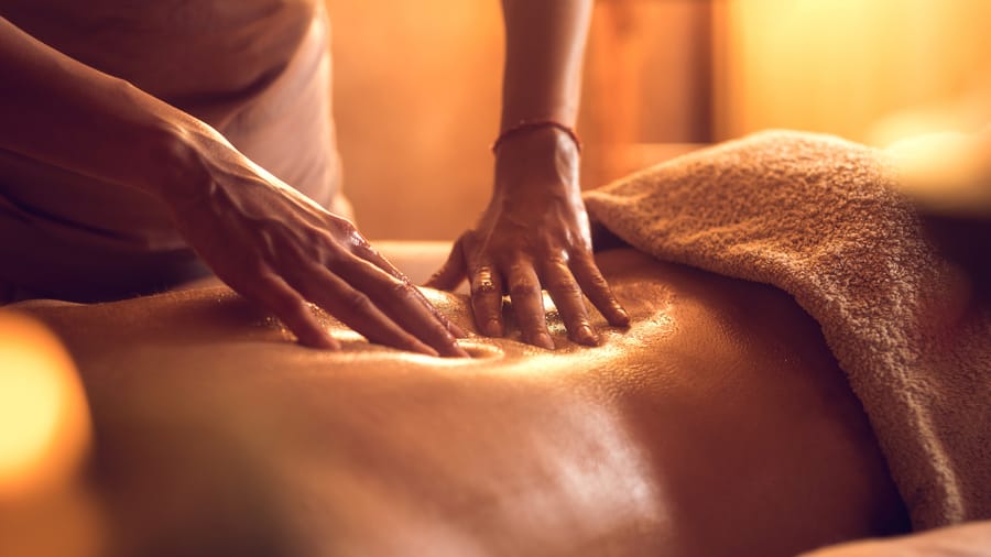 Massagem corporal em sala do Morena Café